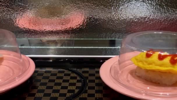 Slow Motion Sushi Rörligt Transportband Japansk Restaurang Traditionell Japansk Kaitenzushi — Stockvideo