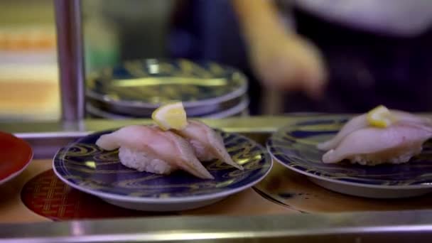 Japonya Bir Restoranda Taşınan Taşıma Bandı Üzerine Sushi Geleneksel Kaitenzushi — Stok video