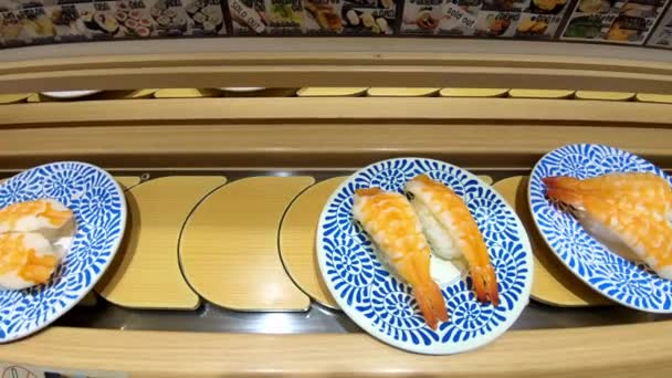Japan April 2019 Sushi Rörligt Transportband Japansk Restaurang Traditionell Japansk — Stockvideo