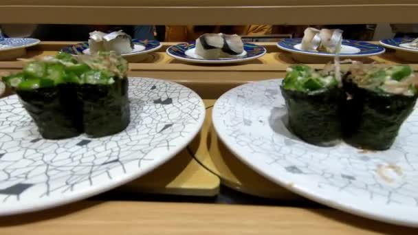 2019年4月15日 日本时间2019 Sushi Moving Conveyor Belt Japan Restaurant 传统的Kaitenzushi日本食品 寿司团圆饭是一种在亚洲很常见的快餐 — 图库视频影像