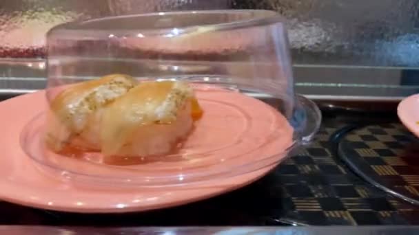 Japonya Bir Restoranda Taşınan Taşıma Bandı Üzerine Sushi Geleneksel Kaitenzushi — Stok video