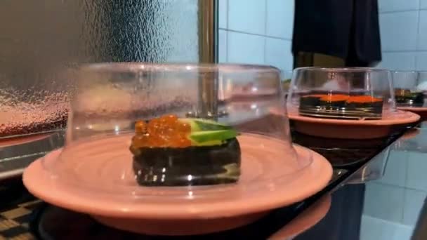 Sushi Nastro Trasportatore Movimento Ristorante Giapponese Cibo Tradizionale Giapponese Kaitenzushi — Video Stock
