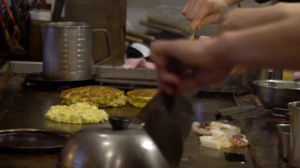 鉄板焼き中の鉄板鍋の動きが遅い 日本料理のシェフがレストランで調理やグリル 日本ダンの観光客のためのおいしいと人気の食品 — ストック動画