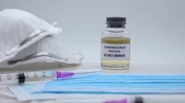 4K, koruyucu maske için Covid-19 aşısı ve şırınga enjeksiyonu. Korona virüsü enfeksiyonunu önlemek, aşılamak ve tedavi etmek için kullanılır. Wuhan 'dan Coronavirüs Hastalığı.
