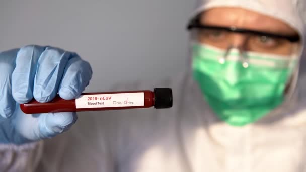 Healthcare Βοηθήσει Την Ανάκτηση Από Covid Επιστήμονας Φορούν Προστατευτική Στολή — Αρχείο Βίντεο