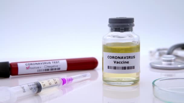 Covid19白い背景にサンプル血液検査と注射器注射とワクチン接種 新しいコロナウイルス感染の診断のための研究室 コロナウイルスインフルエンザパンデミック医療概念ダン — ストック動画