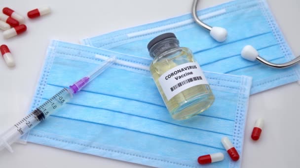 科学化学研究所のフェイスマスクにCovid 19用の4K ワクチンおよび注射器注射器 呼吸器系を攻撃するインフルエンザコロナウイルス病原体 パンデミックウイルス感染の概念 Dan — ストック動画