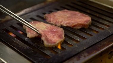 Slow Motion of premium ve çiğ wagyu bifteği Japon barbeküsü için servis ediliyor. Yakiniku, Japonya 'da et için yapılan bir ızgara. Shabu BBQ - Dan