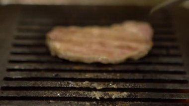 Slow Motion of premium ve çiğ wagyu bifteği Japon barbeküsü için servis ediliyor. Yakiniku, Japonya 'da et için yapılan bir ızgara. Shabu BBQ - Dan