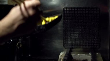 Tokyo şehir merkezindeki bir markette metal tavalarda Tamagoyaki omletlerinin Yavaş Hareketi. İzakaya restoranında popüler Japon sokak yemekleri.