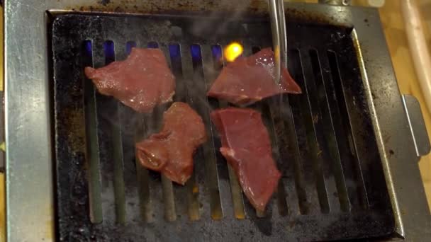 Slow Motion Van Premium Verse Tong Wagyu Rundvlees Rauw Gesneden — Stockvideo