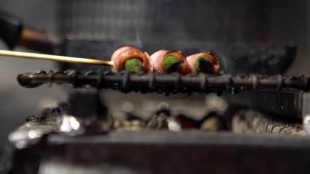 Rallentatore Grigliate Deliziose Yakitori Del Chiosco Alimentare Stuzzicanti Spiedini Maiale — Video Stock