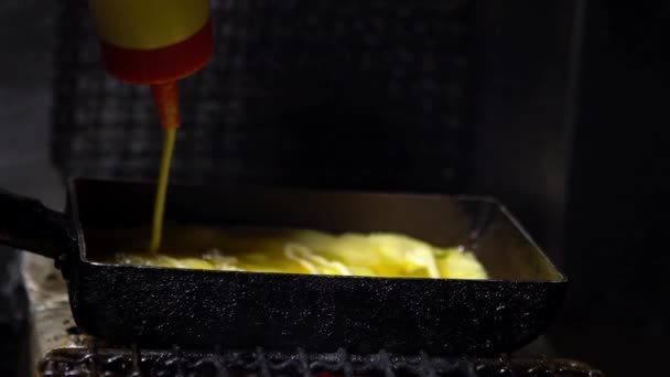 Moción Lenta Tortillas Tamagoyaki Sartenes Metal Mercado Comida Callejera Centro — Vídeos de Stock