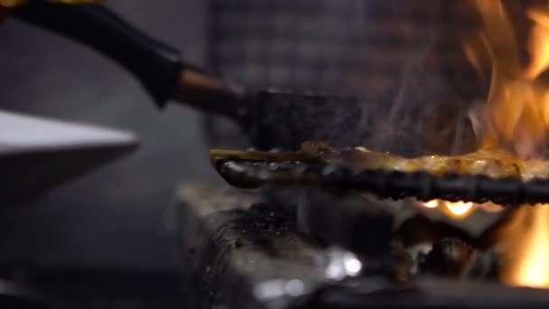 Slow Motion Att Grilla Läckra Yakitori Maten Stå Aptitretare Grillade — Stockvideo