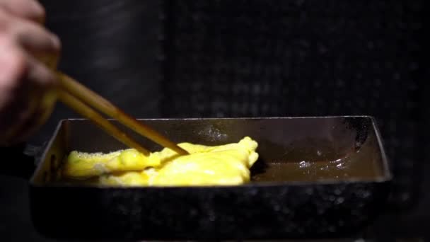 屋台の中でおいしいだし巻き卵を作るシェフのスローモーション 東京のバーで伝統的な食欲をそそるオムレツ 居酒屋の和食 Dan — ストック動画