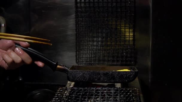 Câmera Lenta Chef Cozinhar Delicioso Dashimakitamago Dentro Estande Omelete Apetitoso — Vídeo de Stock