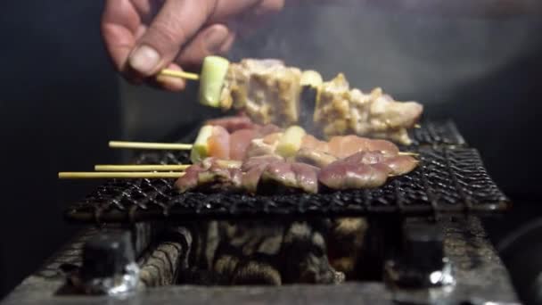 Movimento Lento Cozinha Chef Dentro Izakaya Bar Japonês Tóquio Espetos — Vídeo de Stock