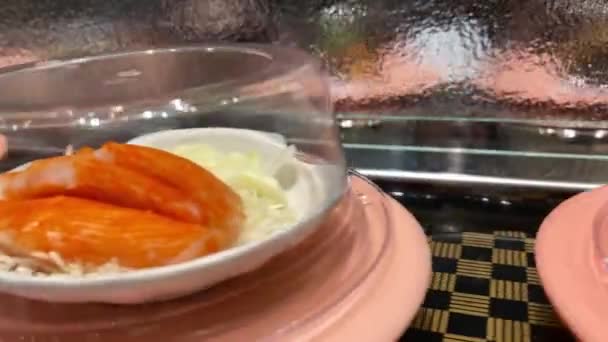 Japonya Bir Restoranda Taşınan Taşıma Bandı Üzerine Sushi Geleneksel Kaitenzushi — Stok video