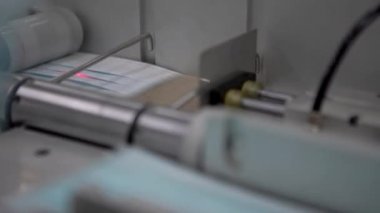 4K, maske fabrikası Wuhan 'da meydana gelen yeni koronavirüs zatürreesinden sonra maske üretmek için 24 saat fazla mesai yaptı. Covid-19-Dan hastalıklarına karşı tıbbi giysi üretimi