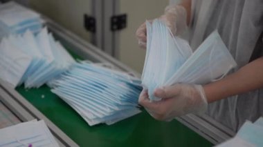 4K, tıbbi maske üreticileri koronavirüs salgınına hazırlanmak için maske düzenliyor. Tek kullanımlık yüz maskeleri üretimi, Covid-19-Dan 'e hazırlanmak için 24 saat kesintisiz çalışır.