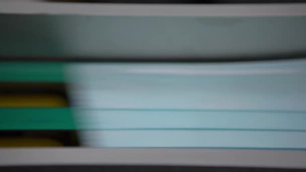 4K, Fabrication de masques chirurgicaux comme protection Coronavirus. Masque protecteur sur bande transporteuse en atelier d'usine. Production de vêtements médicaux jetables contre l'épidémie de Covid-19 Dan 