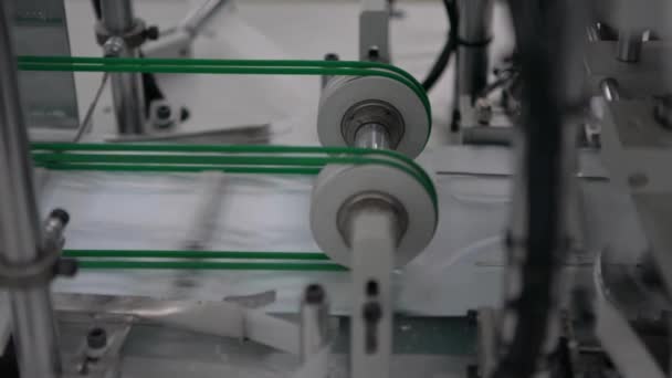 코로나 바이러스를 외과용 마스크 공장의 컨베이어 벨트에 보호마스크 바이러스에 보호를 — 비디오