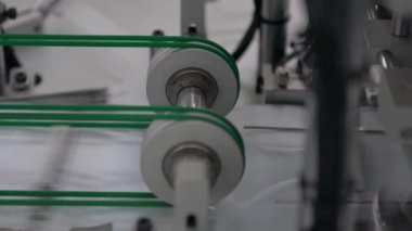 Coronavirus için cerrahi maske üretimi. Fabrika atölyesinde koruyucu yüz maskesi. Virüse karşı korunmak için tek kullanımlık tıbbi giysi üretimi 19.Dan