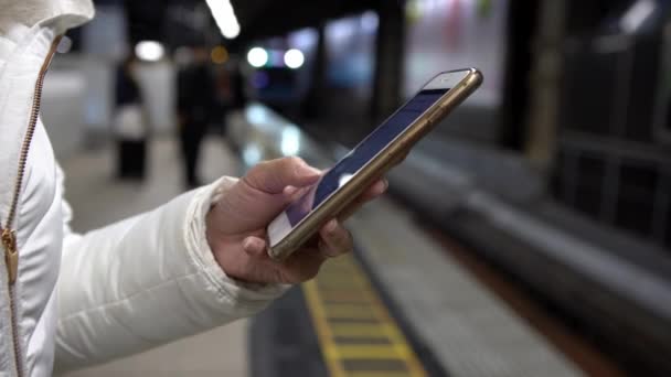 Asijská Žena Používající Smartphone Aktivním Metru Zkontroluje Sociální Síť Zapíše — Stock video