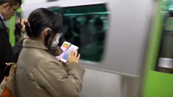 Tokyo Giappone Aprile 2020 Turista Asiatica Metro Tiene Smartphone Passeggero — Video Stock