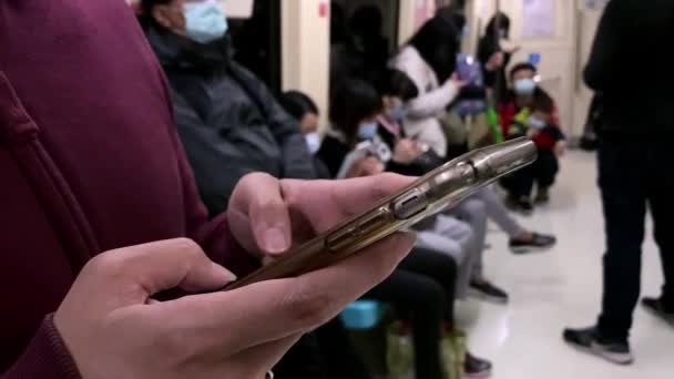 Taipei Taiwan Aprile 2020 Donna Asiatica Che Utilizza Smartphone Indossa — Video Stock