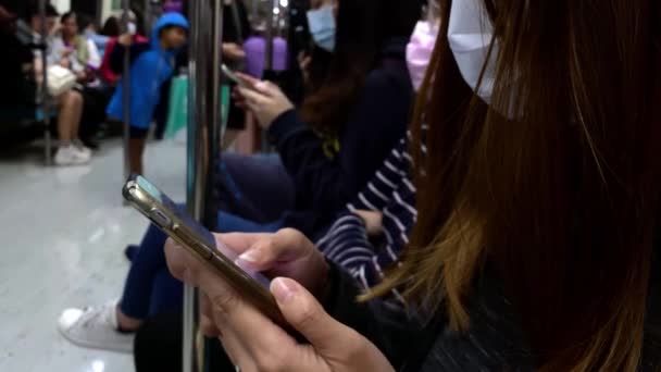 타이베이 2020 아시아 코로나 바이러스를 보호하기 마스크를 도착하기를 기다리는 스마트폰을 — 비디오
