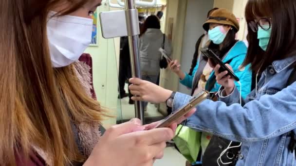 Taipeh Taiwan März 2020 Asiatin Mit Smartphone Und Maske Gegen — Stockvideo