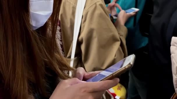 Donna Asiatica Che Utilizza Smartphone Indossa Una Maschera Contro Infezioni — Video Stock