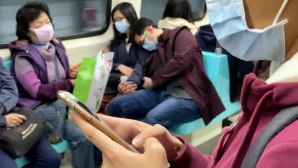 Taipeh Taiwan Februar 2020 Asiatin Mit Smartphone Und Maske Gegen — Stockvideo
