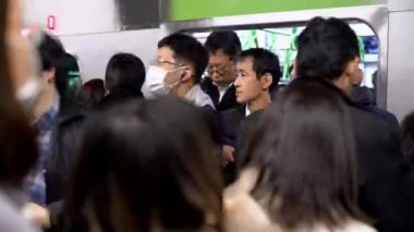 Tokyo, Japonya-04 Şubat 2017: 4K, Koronavirüs 'ün bulaşıcı enfeksiyonuna karşı koruyucu maske takan Timelapse Japonları. Tıbbi maskeli gezginler metro Dan 'de koruma gribi olarak kullanılıyor.