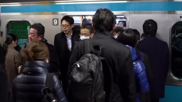 2017年2月4日 亚洲人在地铁高峰时间佩戴外科口罩 火车站里挤满了人 日本旅客乘地铁 Covid19流行病 — 图库视频影像