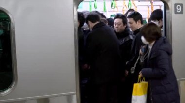 Tokyo, Japonya-04 Şubat, 2017: 4K, Kalabalık Japon metro istasyonuna varmak için yoğun saatlerde bekliyor. Tren istasyonundaki yolcular. Metro büyük bir aktarma merkezidir.