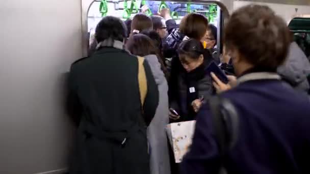 Tokyo Japonya Şubat 2017 Kalabalık Metroda Kalabalık Saatleri Metroya Binen — Stok video