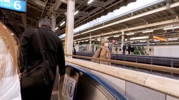 2017年2月4日 凌晨4点 亚洲人在地铁上下班高峰时间佩戴预防传染病的防护面具 Coronavirus Protection Dan — 图库视频影像