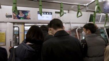 Tokyo, Japonya-04 Şubat, 2017: 4K, Kalabalık Japon metro istasyonuna varmak için yoğun saatlerde bekliyor. Tren istasyonundaki yolcular. Metro büyük bir aktarma merkezidir.