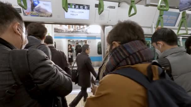 日本东京 2017年2月4日 日本人戴着防护面具 以防止可传播的考罗那韦病毒感染 地铁车站 丹有医疗口罩作为防护流感的旅客 — 图库视频影像
