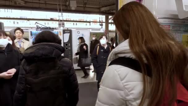 2017年2月4日 上午高峰时段地铁内的人群 拥挤的乘客乘坐地铁的公共交通工具 通勤者穿过火车站 — 图库视频影像