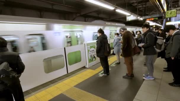 2017年2月4日 拥挤的日本人在高峰时间等候地铁到达月台 火车站里的乘客 地铁是一个重要的换乘中心 — 图库视频影像