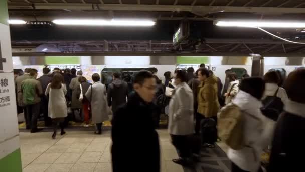 2017年2月4日 亚洲人在地铁高峰时间佩戴外科口罩 火车站里挤满了人 日本旅客乘地铁 Covid19流行病 — 图库视频影像