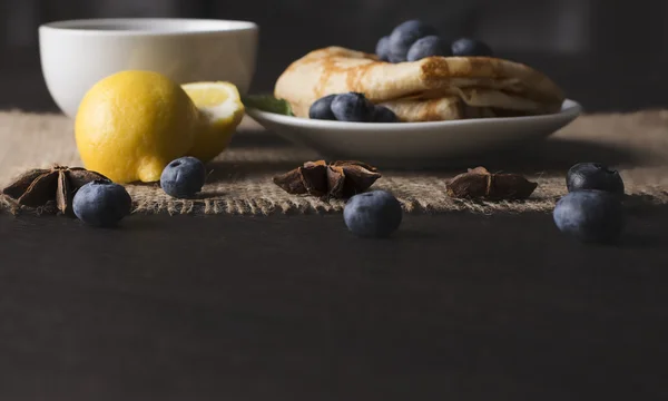 Köstlich duftendes Frühstück am Küchentisch — Stockfoto