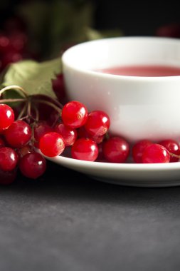 Kartopu çilek seramik bir fincan sıcak çay