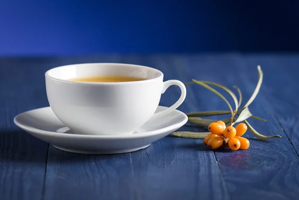 Lebensmittel Hintergrund von Tee mit Sanddornbeeren — Stockfoto