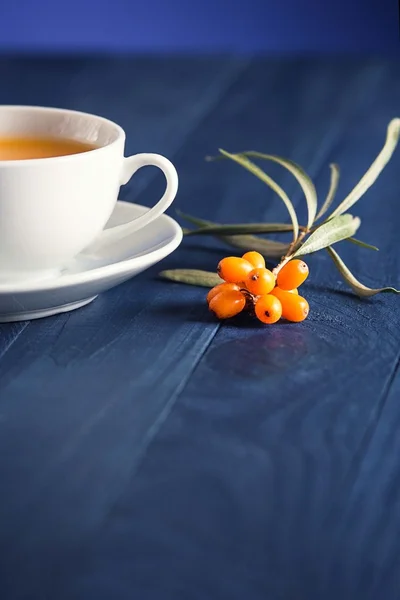 Vertikales Foto einer Tasse Tee aus den Beeren des Sanddorns — Stockfoto