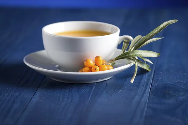 Tee mit Sanddornbeeren in einer Tasse — Stockfoto