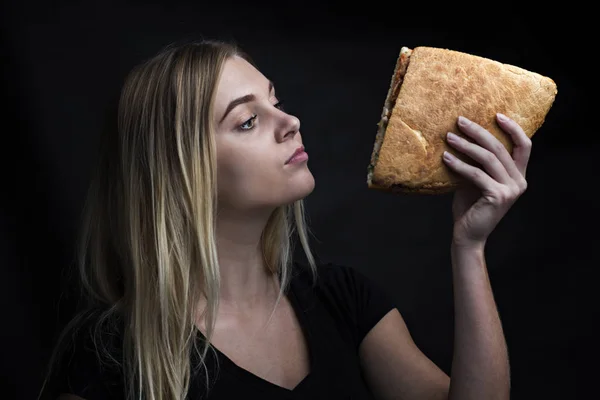 Retrato de moda de una mujer con un sándwich — Foto de Stock